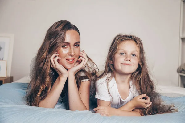 Close Portret Van Gelukkige Liefdevolle Familie Liggen Ontspannen Genieten Slaapkamer — Stockfoto