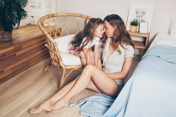 Счастливая Любящая Семья Отдыхающая Спальне Вместе Мама Милая Дочка Пижаме — стоковое фото