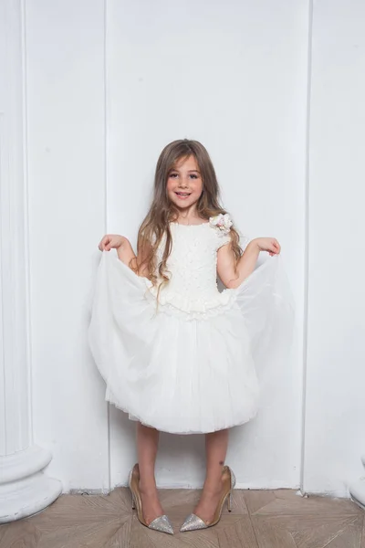 Kis Hercegnő Izgatott Érzelmi Aranyos Lány Divat Fehér Ruha Szórakozás — Stock Fotó