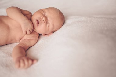 Sevimli, duygusal, komik, yeni doğmuş bebek bebek beşikte uyuyor. Bebek eşyaları paketleme şablonu. Sağlıklı çocuk, hastane kavramı ve mutlu annelik. Bebek, bebek. Çocuk odası..