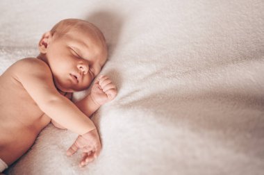 Sevimli, duygusal, komik, yeni doğmuş bebek bebek beşikte uyuyor. Bebek eşyaları paketleme şablonu. Sağlıklı çocuk, hastane kavramı ve mutlu annelik. Bebek, bebek. Çocuk odası..