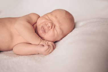 Sevimli, duygusal, komik, yeni doğmuş bebek bebek beşikte uyuyor. Bebek eşyaları paketleme şablonu. Sağlıklı çocuk, hastane kavramı ve mutlu annelik. Bebek, bebek. Çocuk odası..