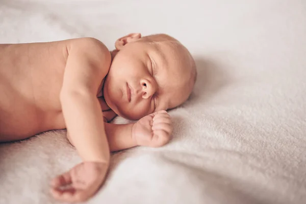 Sevimli Duygusal Komik Yeni Doğmuş Bebek Bebek Beşikte Uyuyor Bebek — Stok fotoğraf