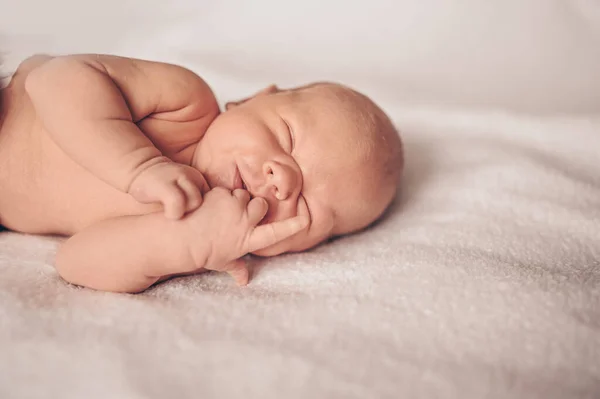 Nette Emotionale Lustige Neugeborene Kleine Junge Schlafen Kinderbett Verpackungsvorlage Für — Stockfoto