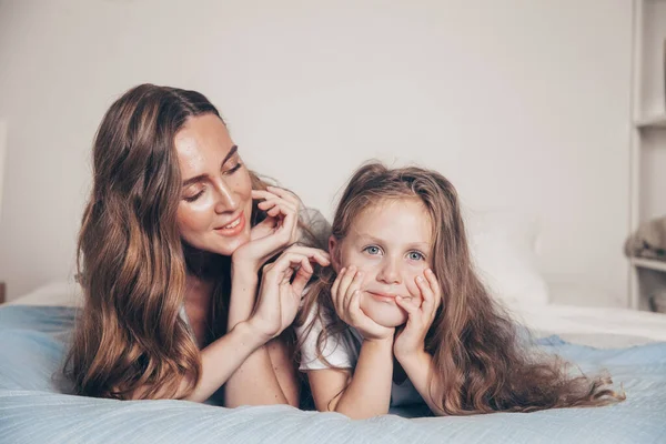 Close Portret Van Gelukkige Liefdevolle Familie Liggen Ontspannen Genieten Slaapkamer — Stockfoto