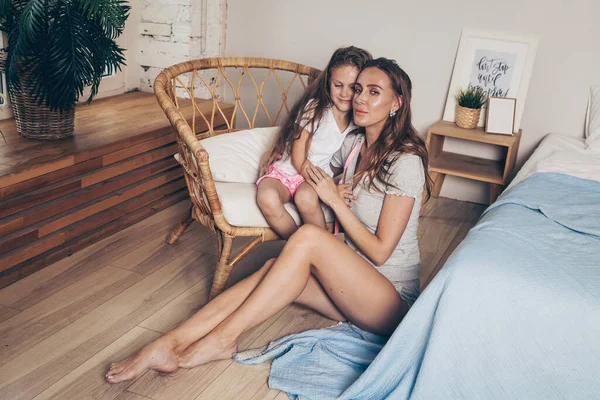Keluarga Yang Bahagia Berbaring Santai Menikmati Kamar Tidur Bersama Ibu — Stok Foto
