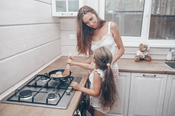 Szczęśliwa Kochająca Rodzina Przygotowuje Serniki Śniadanie Razem Piękna Młoda Mama — Zdjęcie stockowe
