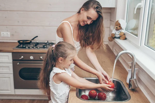 Joyeux Famille Aimante Préparant Nourriture Ensemble Souriant Maman Fille Enfant — Photo