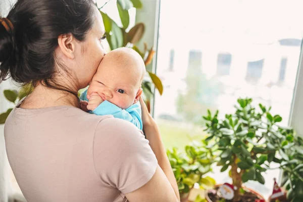 Beautiful Mother Protective Face Mask Holding Her Little Cute Newborn — Stock Photo, Image