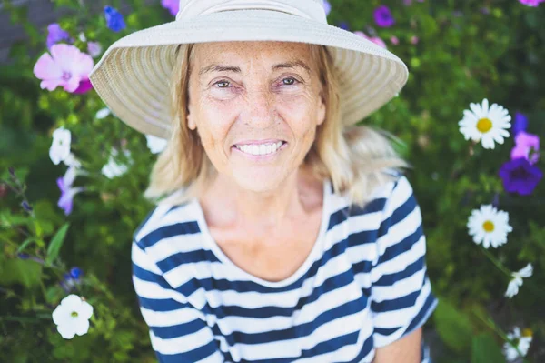 Feliz Anciana Sonriente Que Divierte Posando Jardín Verano Con Flores —  Fotos de Stock