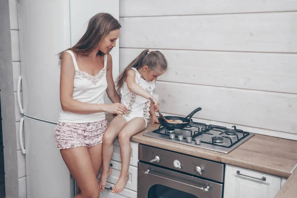 Joyeux Famille Aimante Préparer Des Gâteaux Fromage Pour Petit Déjeuner — Photo