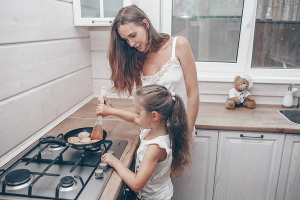 Joyeux Famille Aimante Préparer Des Gâteaux Fromage Pour Petit Déjeuner — Photo