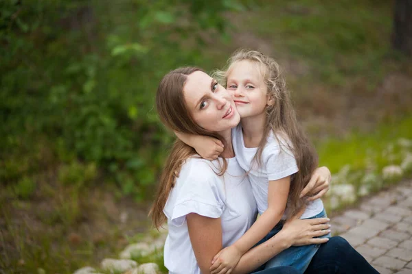 Feliz Madre Sonriente Pequeña Hija Emocional Linda Con Camisas Blancas — Foto de Stock