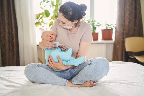 Ibu Cantik Bertopeng Wajah Pelindung Menggendong Anaknya Yang Baru Lahir — Stok Foto