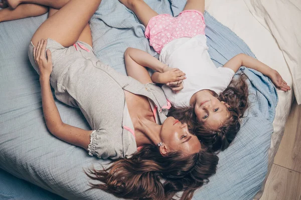 Χαρούμενη Αγαπημένη Οικογένεια Ξαπλωμένη Χαλαρώνοντας Απολαμβάνοντας Την Κρεβατοκάμαρα Μαζί Μητέρα — Φωτογραφία Αρχείου