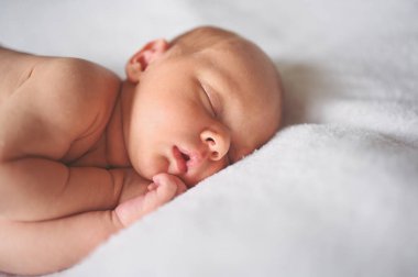 Sevimli, duygusal, komik, yeni doğmuş bebek bebek beşikte uyuyor. Bebek eşyaları paketleme şablonu. Sağlıklı çocuk, hastane kavramı ve mutlu annelik. Bebek, bebek. Çocuk odası..