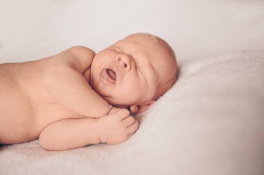 Sevimli, duygusal, komik, yeni doğmuş bebek bebek beşikte uyuyor. Bebek eşyaları paketleme şablonu. Sağlıklı çocuk, hastane kavramı ve mutlu annelik. Bebek, bebek. Çocuk odası..