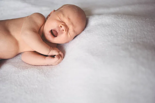 Sevimli Duygusal Esneyen Yeni Doğmuş Bebek Beşikte Uyuyor Bebek Eşyaları — Stok fotoğraf