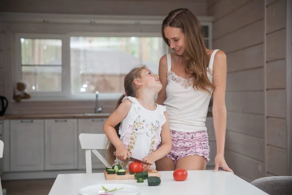 Bonne Famille Mère Enfant Posant Maison Belle Jeune Maman Petite — Photo