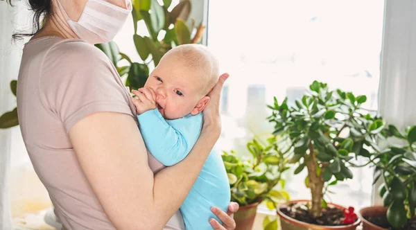 Hermosa Madre Con Mascarilla Protectora Sosteniendo Pequeño Lindo Hijo Recién —  Fotos de Stock