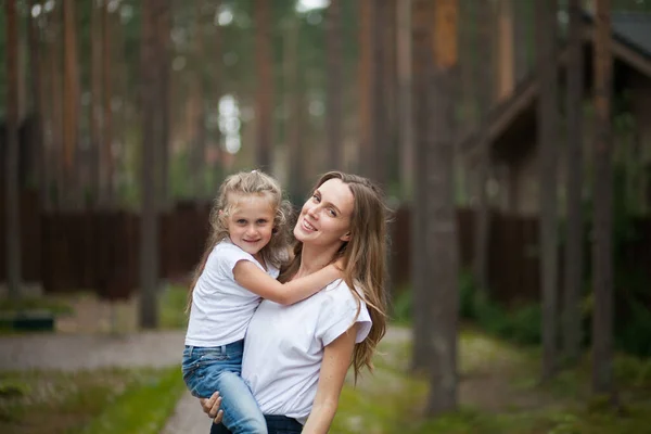 Ibu Tersenyum Bahagia Dan Anak Kecil Emosionalnya Yang Lucu Dengan — Stok Foto
