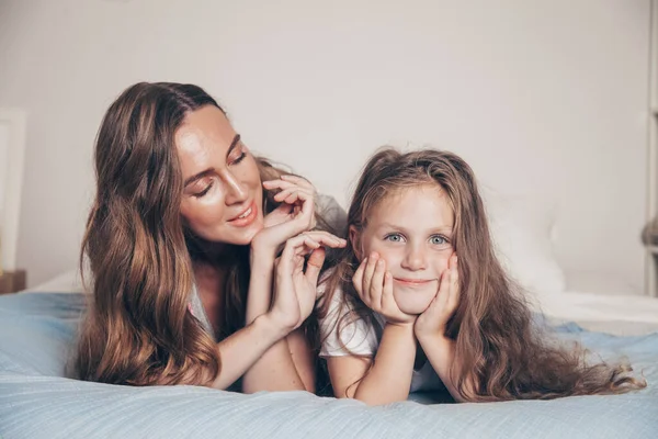 Close Portret Van Gelukkige Liefdevolle Familie Liggen Ontspannen Genieten Slaapkamer — Stockfoto