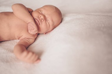 Sevimli duygusal yeni doğmuş komik erkek bebek beşiğinde uyuyor. Bebek eşyaları paketleme şablonu. Sağlıklı çocuk, hastane kavramı ve mutlu annelik. Bebek, bebek. Çocuk odası.