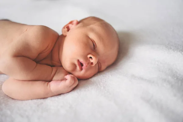 Bonito recém-nascido emocional engraçado menino dormindo no berço. Modelo de embalagem de produtos de bebê. Criança saudável, conceito de hospital e maternidade feliz. Bebé infantil. Berçário — Fotografia de Stock