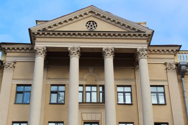 sütunlu kum renkli bina