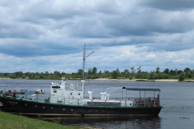 nehirde gemi tekne