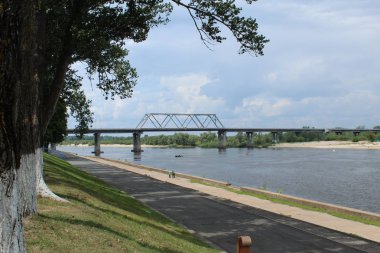 açık bir günde nehir üzerinde köprü