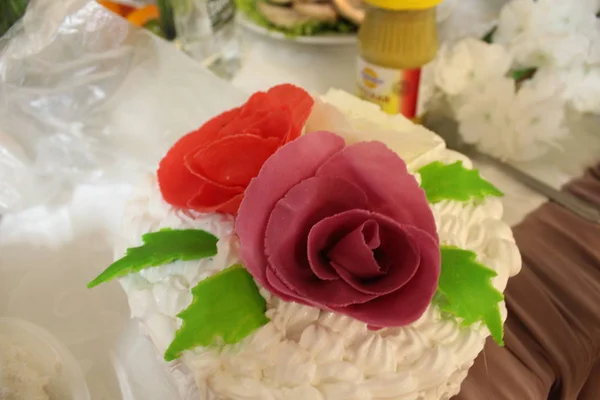 バラと結婚式のお祝いの誕生日白のためのケーキ — ストック写真