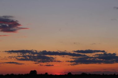 yaz alanında kırmızı ve turuncu şafak