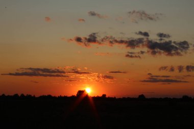 yaz alanında kırmızı ve turuncu şafak