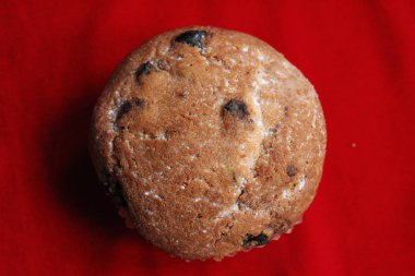 kırmızı bir arka plan üzerinde kuru üzüm ile kek