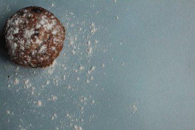 pembe mavi bir arka plan üzerinde pudra şekeri ile cupcake