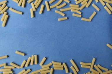 makarna tüpleri mavi arka planda Penne