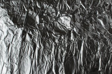 Buruşmuş gümüş folyonun dokulu arka planı