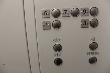 Gri arkaplanda asansör düğmeleri