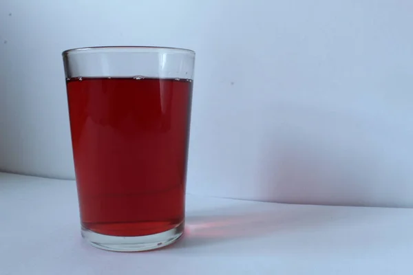 Vaso Jugo Rojo Fresas Frambuesas Cerezas Vino Sobre Fondo Blanco — Foto de Stock