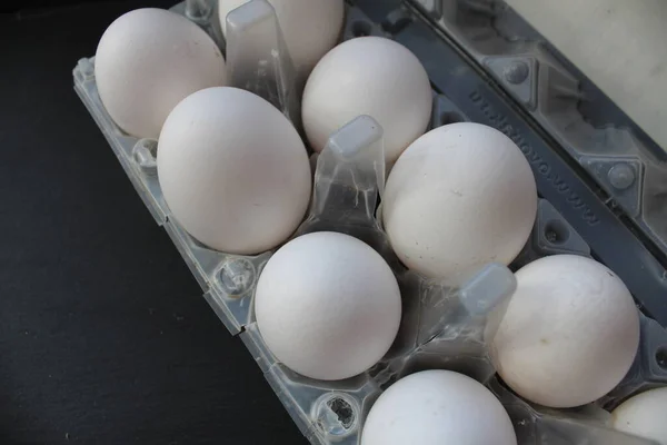 Приготовление Яиц Белого Цыпленка Упаковке Сером Черном Фоне Местом Вставки — стоковое фото
