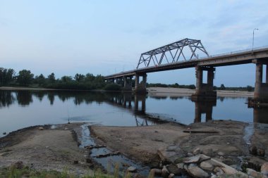 Akşamüstü Mozyr Belarus şehrinde nehrin üzerindeki köprü.