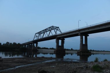 Akşamüstü Mozyr Belarus şehrinde nehrin üzerindeki köprü.