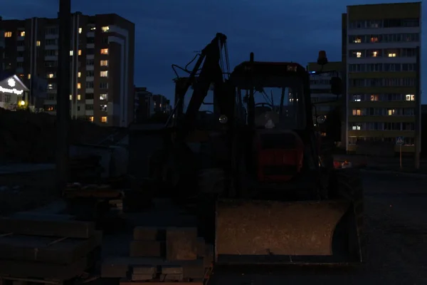 Trattore Città Lavori Riparazione Costruzione Città Notte Alla Sera Crepuscolo — Foto Stock