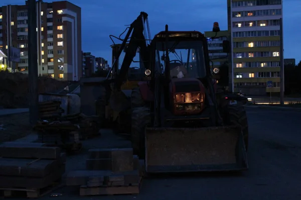 Trattore Città Lavori Riparazione Costruzione Città Notte Alla Sera Crepuscolo — Foto Stock