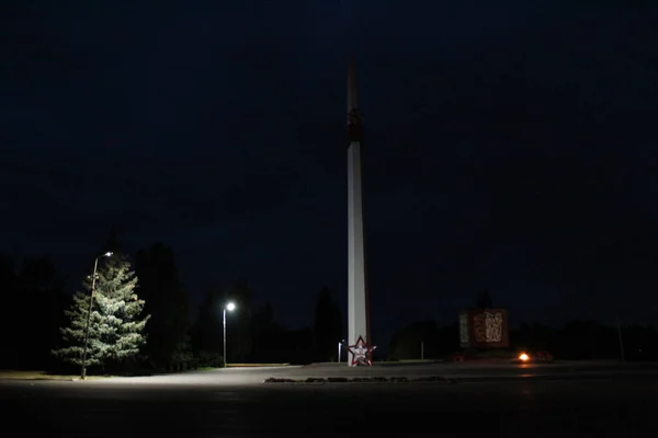 조명을 모자르 벨라루스 시에서 대전의 승전국들을 기리는 기념비 — 스톡 사진
