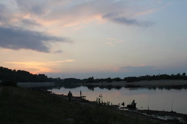 Рожевий Теплий Ландшафтний Захід Сонця Над Річкою Рибалки Стоять Рибалять — стокове фото