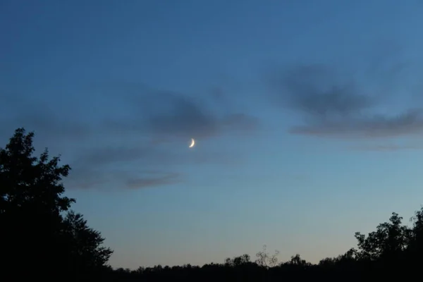 Bulan Sabit Putih Sepotong Bulan Terhadap Langit Biru Dengan Awan — Stok Foto