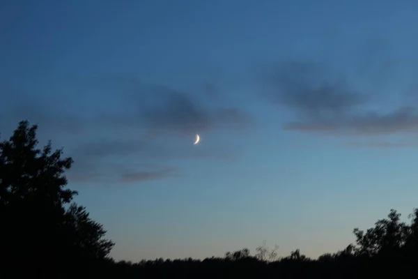 Bulan Sabit Putih Sepotong Bulan Terhadap Langit Biru Dengan Awan — Stok Foto