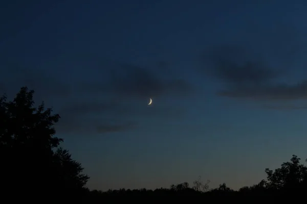 Bulan Sabit Putih Sepotong Bulan Terhadap Langit Biru Dengan Awan — Stok Foto